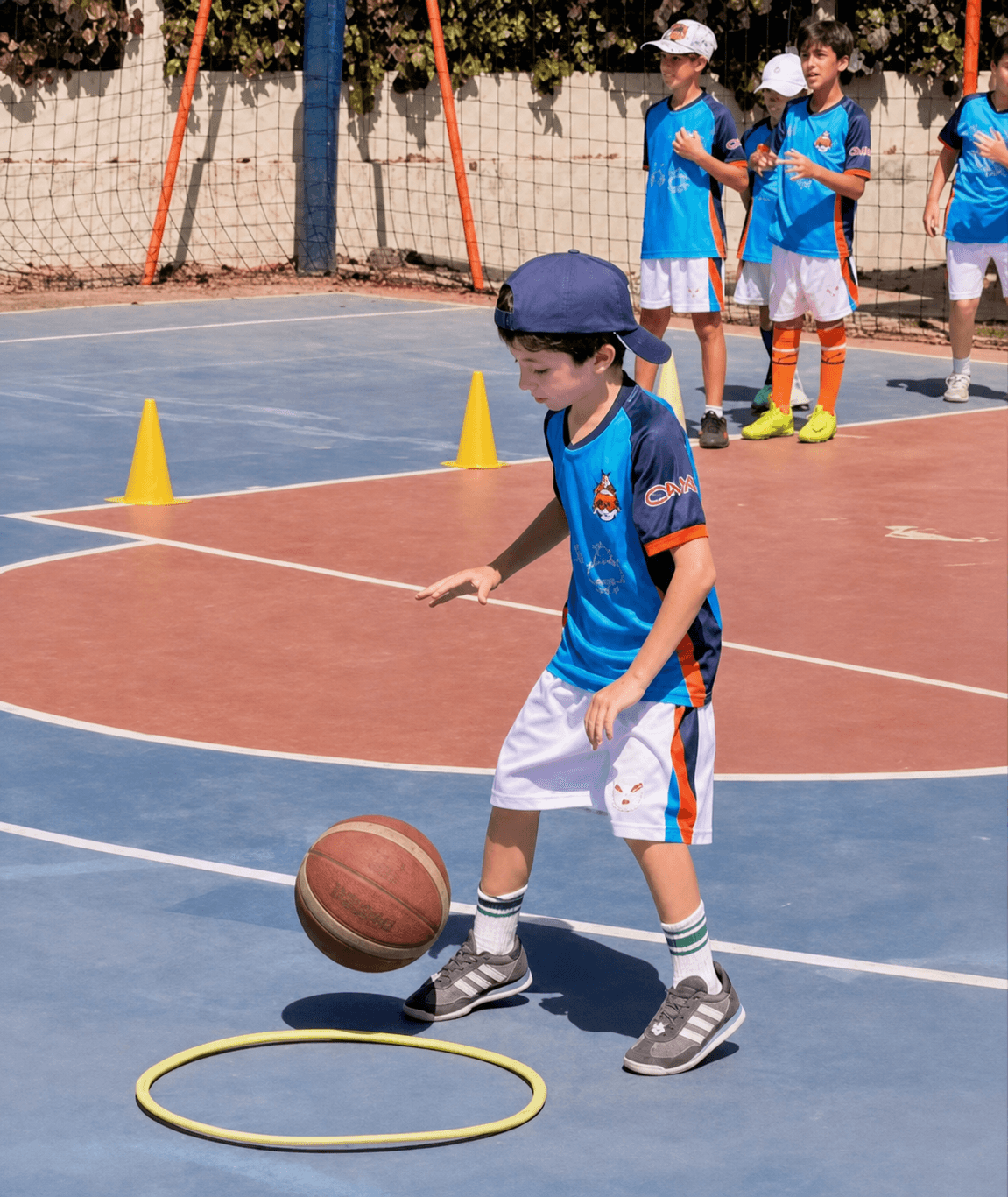 Séance de basket sur le terrain multisport