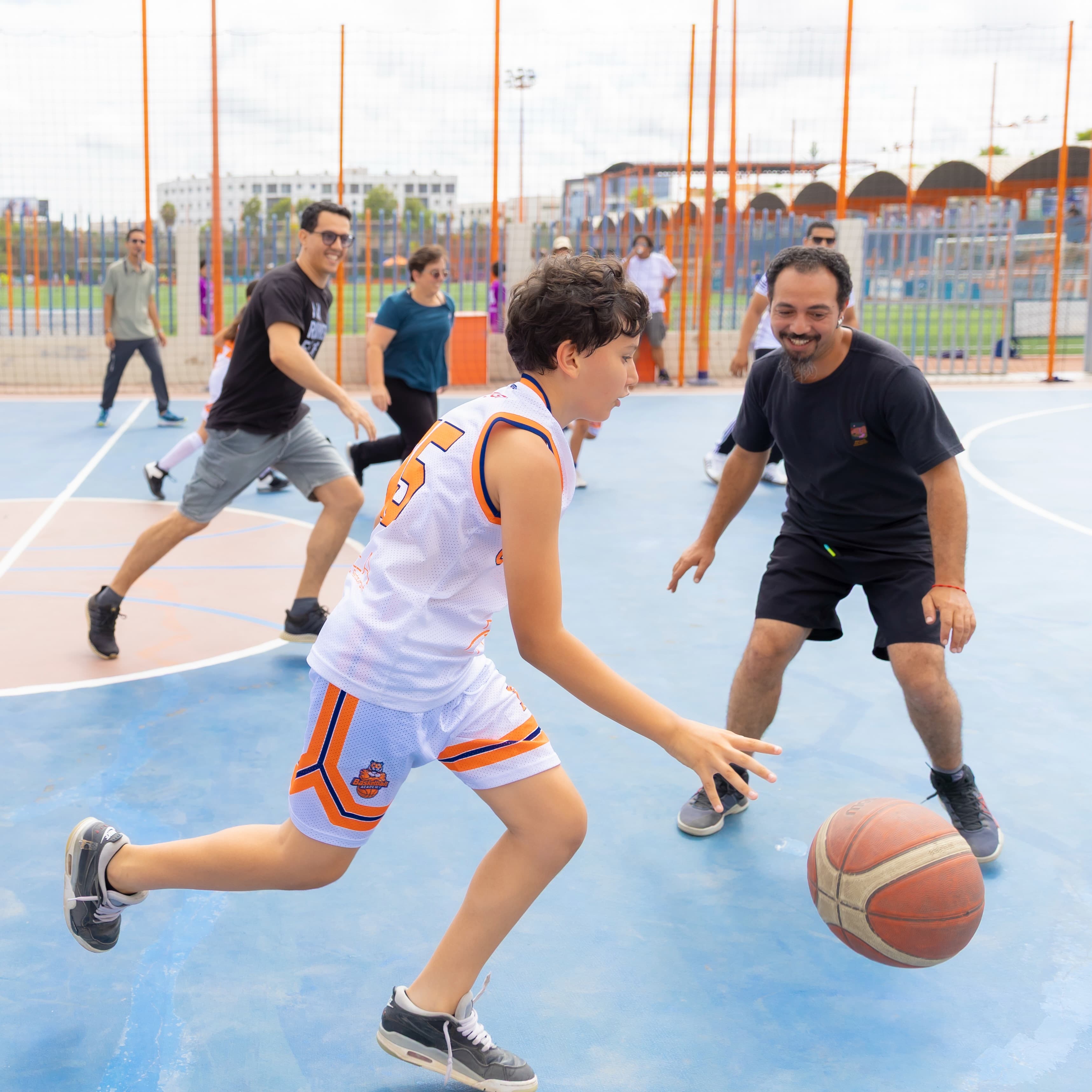 Jeune joueur en dribble sur le terrain de basketball